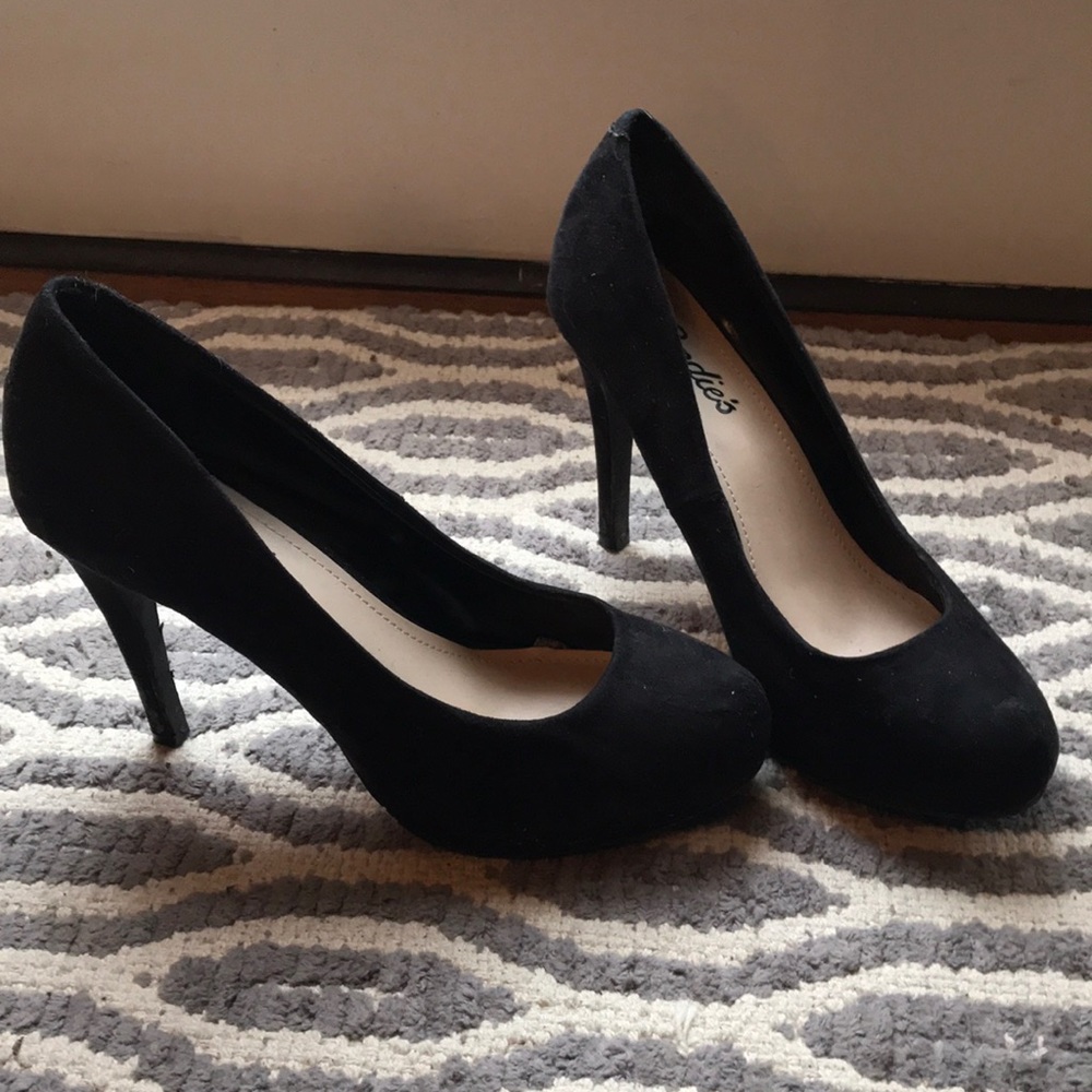 Black pumps
